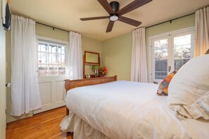 1 bedroom, iron/ironing board, travel cot, WiFi - Casita Gomez- Courtyard - Quiet - Railyard - 1BR (Santa Fe)