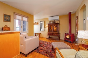 TV, fireplace, DVD player - Casita Gomez- Courtyard - Quiet - Railyard - 1BR (Santa Fe)