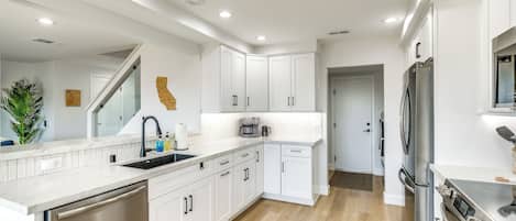 Fridge, microwave, stovetop, dishwasher