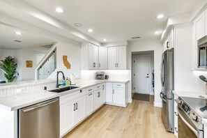 Refrigerador, microondas, placa de cocina, lavavajillas