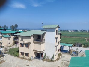 Front of property - Devsha Jungle Resort (Peerumadara)