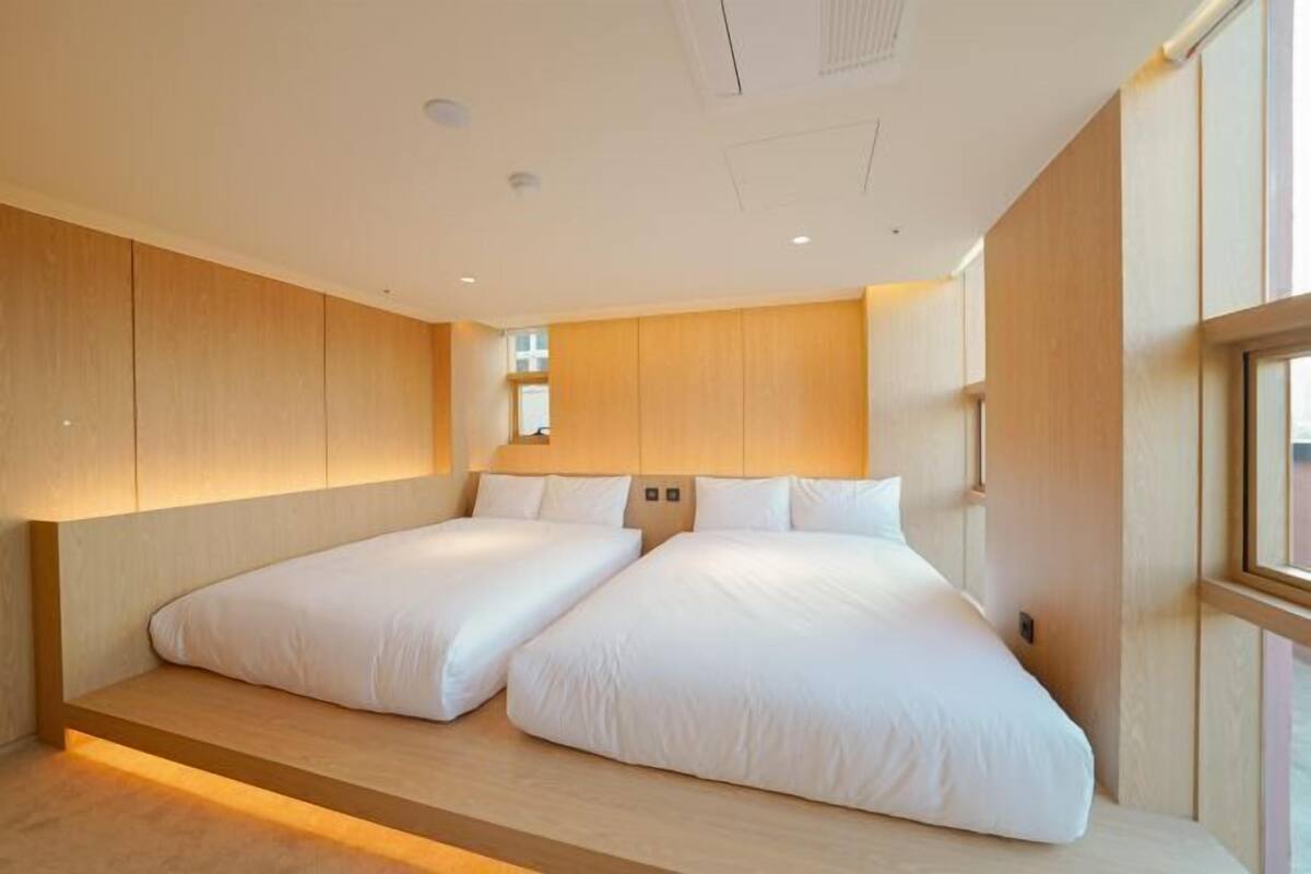 Blackout drapes, soundproofing, free WiFi, bed sheets