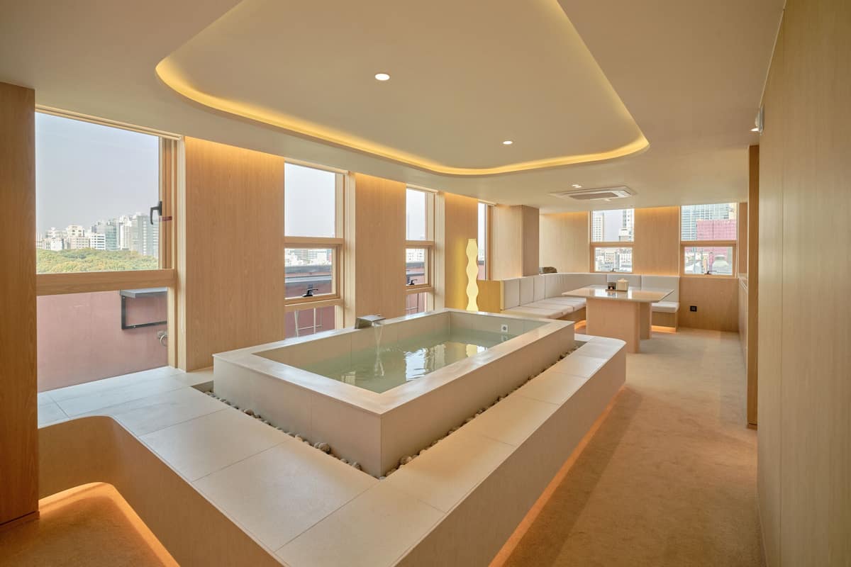 Private spa tub