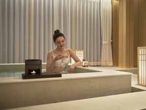 Private spa tub - UH Suite The Coex (Seoul)