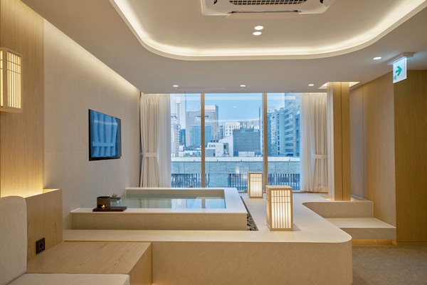 Blackout curtains, soundproofing, free WiFi, bed sheets