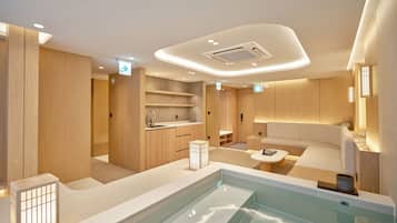 43-inch TV with cable channels, Netflix, heated floors