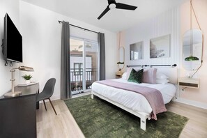 8 chambres, bureau, fer et planche à repasser, lit de bébé portatif