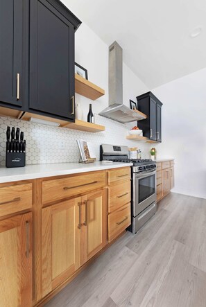 Kylskåp, mikrovågsugn, ugn och spishäll