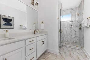 Doccia, asciugacapelli, asciugamani