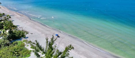 靠近海滩