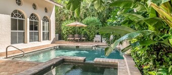 Casa Captiva - 5 BR Villa, Steps to Beach