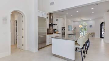 KĂŒhlschrank, Mikrowelle, Ofen, Herdplatte