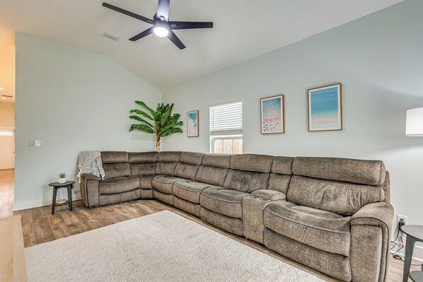 Living area - 1 Mi to Dtwn: Pet-Friendly Pensacola Getaway! (Pensacola)