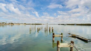 Un rivage paisible, avec des jetées en bois et un ciel dégagé.