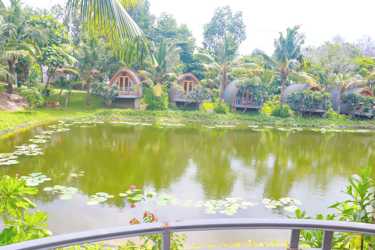 Comfort Bungalov, 1 Çift Kişilik Yatak, Balkon, Göl Manzaralı | 1 yatak odası, güneşlik/perde, ses yalıtımı, ücretsiz kablosuz İnternet