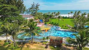 Un complexe hôtelier doté d’une grande piscine, de toboggans aquatiques et offrant une vue sur l’océan.