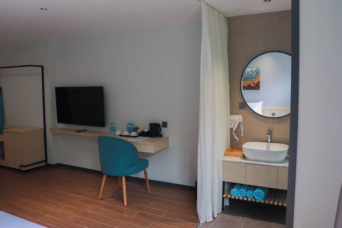 Üç Kişilik Oda, Balkon, Bahçe Manzaralı | 1 yatak odası, güneşlik/perde, ses yalıtımı, ücretsiz kablosuz İnternet