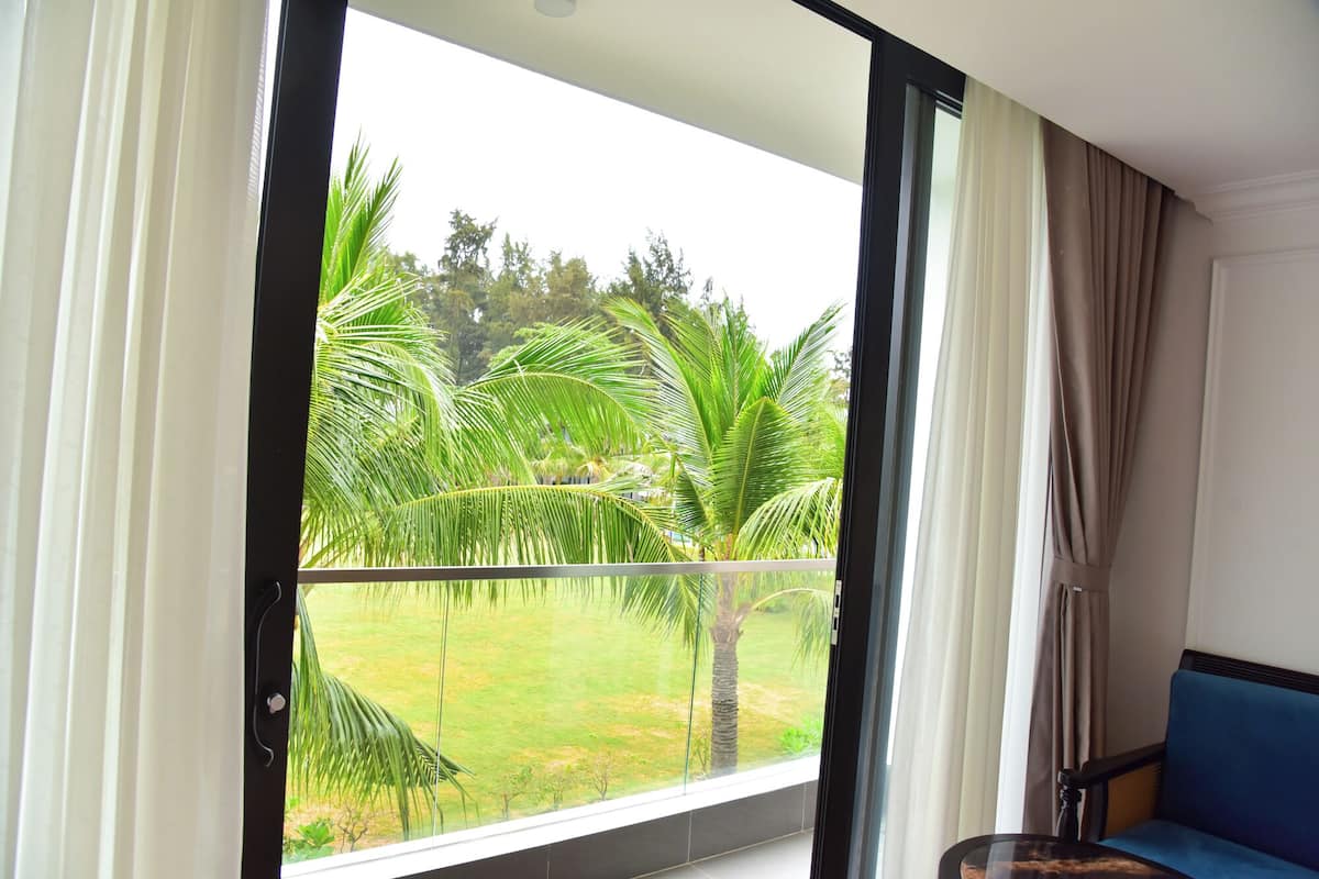 Premier Oda, 1 En Büyük (King) Boy Yatak, Özel Banyo, Bahçe Manzaralı | Balkon manzarası