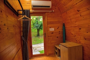 Bungalow tiện nghi đơn giản, 1 giường cỡ queen, ban công, quang cảnh vườn | 1 phòng ngủ, màn/rèm cản sáng, phòng cách âm