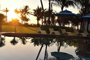 Hồ bơi ngoài trời