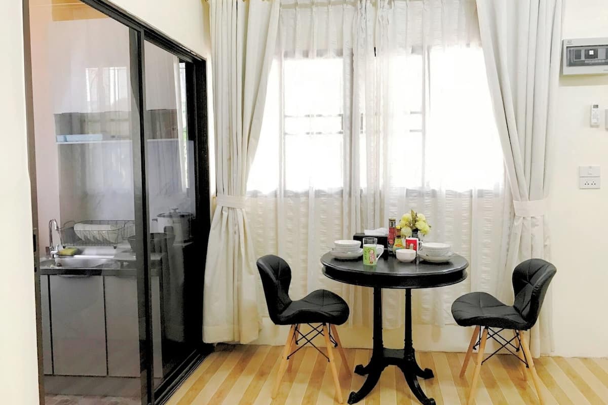 Comfort Room, 1 King Bed, Non Smoking, Private Bathroom | Desk, free WiFi, bed sheets