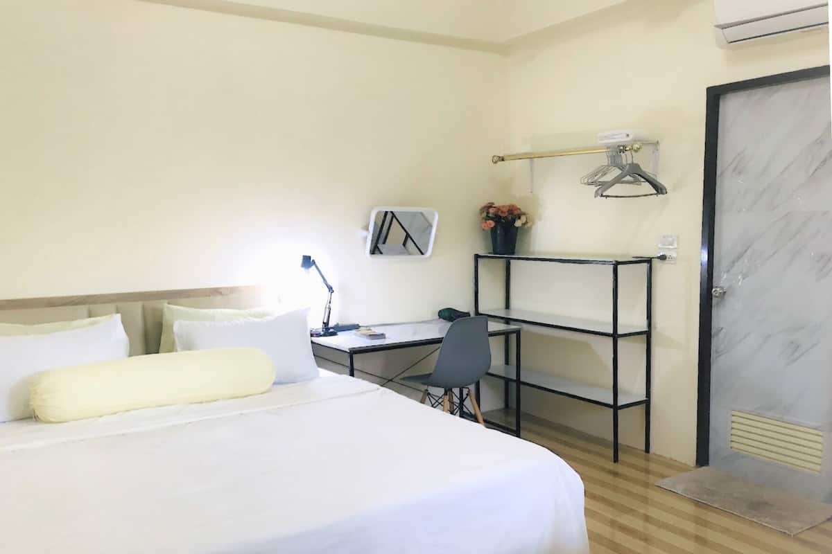 Double Room with Private Bathroom | 책상, 무료 WiFi, 침대 시트