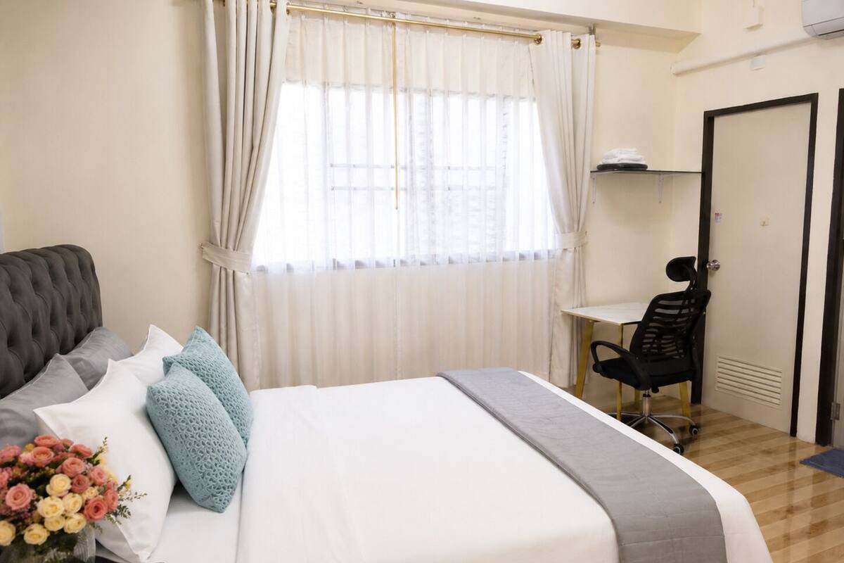 Standard King Room | Escritorio, wifi gratis y ropa de cama