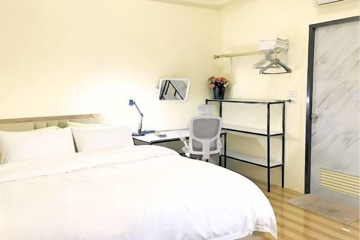 Escritorio, wifi gratis y ropa de cama