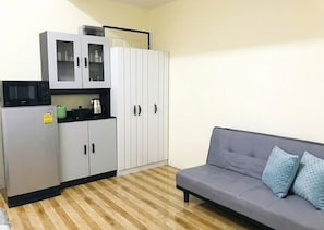 Standard King Room | Desk, free WiFi, bed sheets - MeeTHan Place 8 (Chiang Mai)