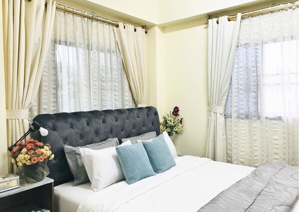 Classic Room, 1 King Bed, Non Smoking, Private Bathroom | Desk, free WiFi, bed sheets