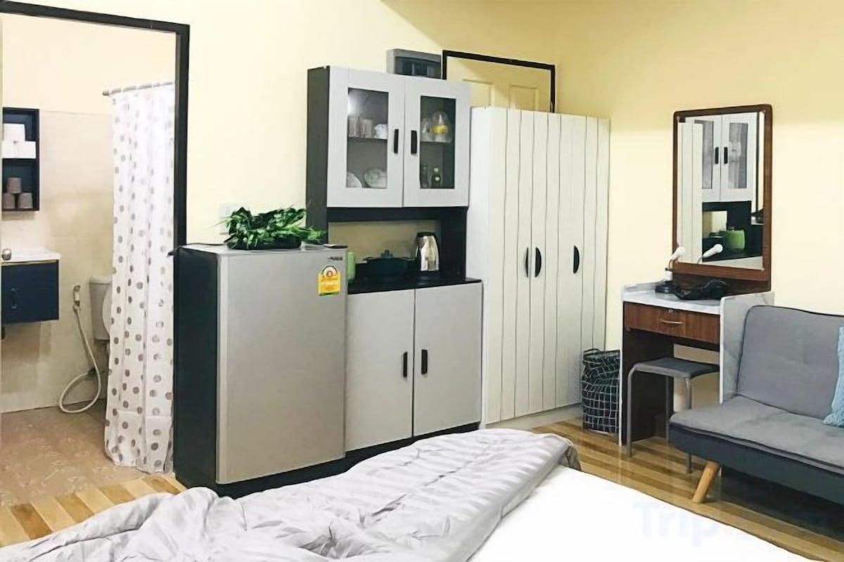 Desk, WiFi (free), bed sheets