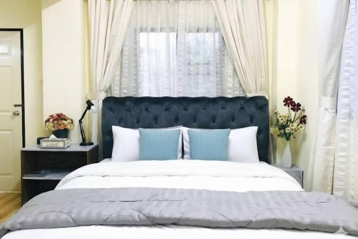 Escritorio, wifi gratis y ropa de cama