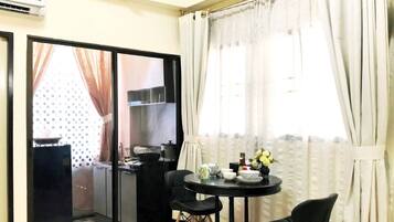 Comfort Room, 1 King Bed, Non Smoking, Private Bathroom | Desk, free WiFi, bed sheets