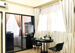 Comfort Room, 1 King Bed, Non Smoking, Private Bathroom | Desk, free WiFi, bed sheets