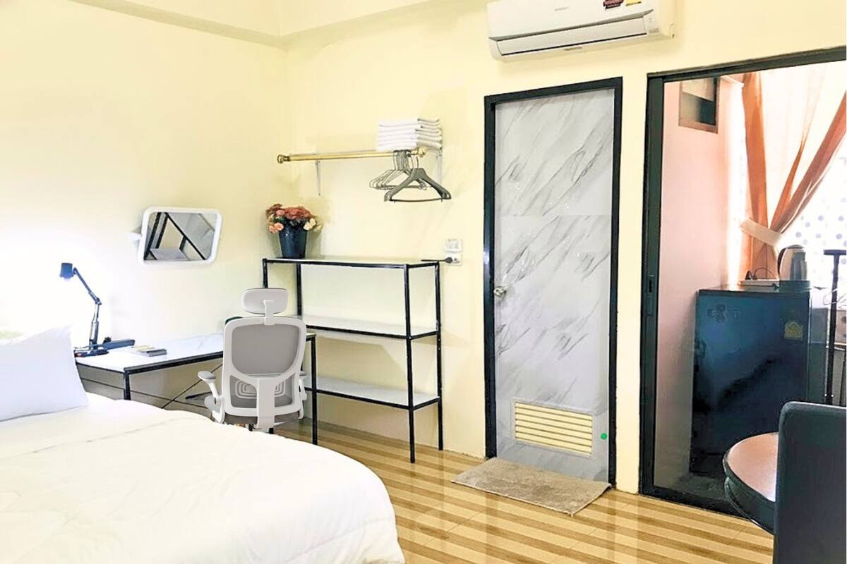 Cozy King Room with Kitchen | Escritorio, wifi gratis y ropa de cama