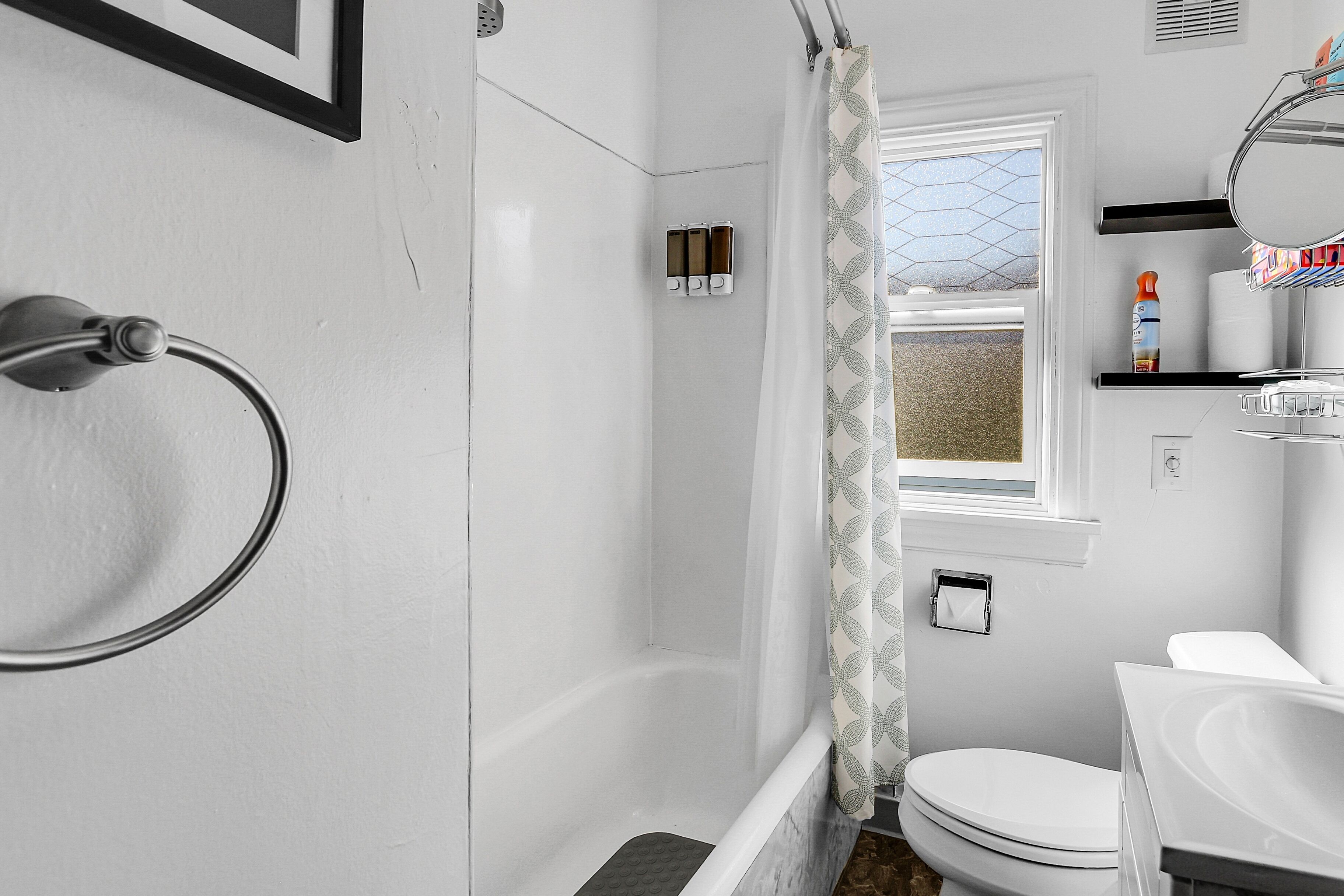 Un baño con ducha, inodoro y lavabo.