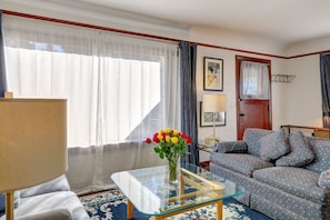 Smart TV, fireplace - 8 minute walk from the light rail station to your front door! No car necessary!! (Seattle)
