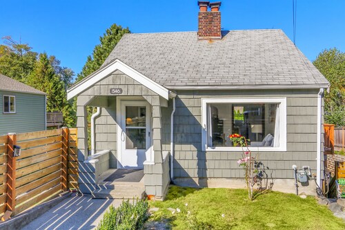 8 minute walk from the light rail station to your front door! No car necessary!!