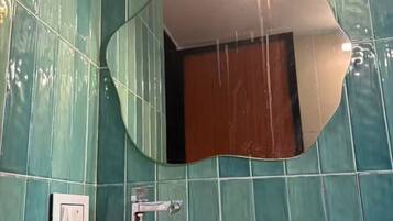 Toalhas de banho, papel higiênico