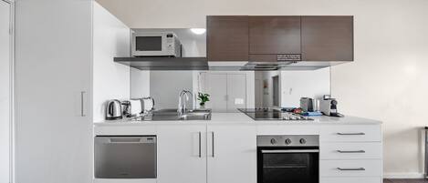 Réfrigérateur, micro-ondes, four, plaque de cuisson