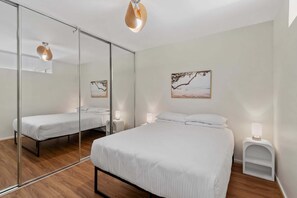1 chambre, bureau, fer et planche à repasser, draps fournis