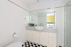 Douche, sèche-cheveux, serviettes fournies, shampoing