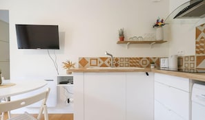 Frigorífico, microondas, placa de cocina y cafetera o tetera