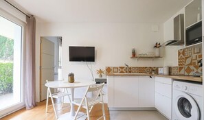 Réfrigérateur, micro-ondes, plaque de cuisson, cafetiÚre/bouilloire