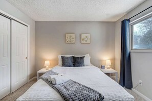 5 bedrooms, desk, iron/ironing board, travel crib