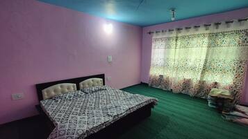 Individually furnished, laptop workspace, free WiFi, bed sheets