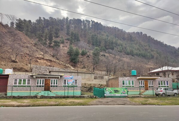 Front of property - HATYZ GUEST HOUSE AND RESTAURANT (Anantnag)