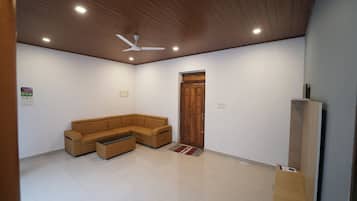 Superior Double or Twin Room, Garden View | Living area
