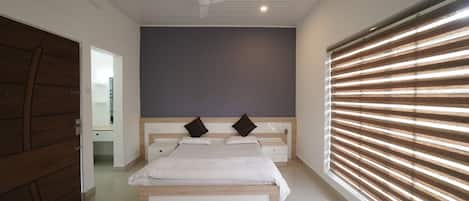 Deluxe Double or Twin Room | Desk