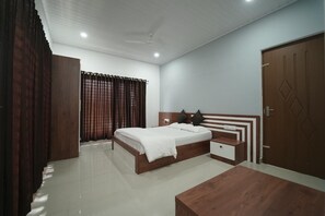 Quarto casal ou duplo superior, vista para o jardim | Escrivaninha